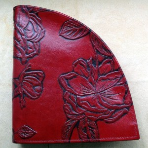 Geldbörse-Segment-rote-Rose-B472C_BIMG_0656-300x300 Sonnenwende im Juni - perfekter Sommerauftakt mit sommerlichen Accessoires: i-must-have.it – exklusive Accessoires für besondere Menschen
