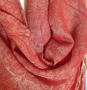 Kaschmir-Schal-kardinalrot-goldfarben-Paisley-B150_BIMG_0541-290x300 Sonnenwende im Juni - perfekter Sommerauftakt mit sommerlichen Accessoires: i-must-have.it – exklusive Accessoires für besondere Menschen