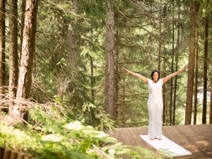 waldPILATES-300x225 Auf der Waldlichtung, am Bio-Badesee oder im waldSPA - Die yogaZEIT im Hotel Forsthofgut