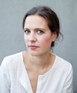 Friederike Machemer wird neue Chefredakteurin der REVUE - Magazine for the Next Society Friederike-Machemer-Bildnachweis_Franziska-Anastasia-Lentes-833x1000px-249x300 Friederike Machemer wird neue Chefredakteurin der REVUE - Magazine for the Next Society
