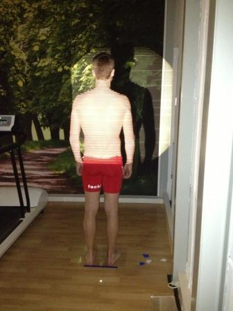 Rückenanalyse-Matthias-Fackler_klein Vorbereitungen zum Ironman Zürich Switzerland 2014 laufen. Sportler werden von Spezialisten unterstützt.  