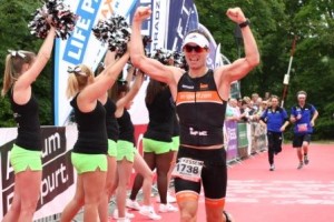 Zieleinlauf-Matthias-Fackler_klein-300x200 Vorbereitungen zum Ironman Zürich Switzerland 2014 laufen. Sportler werden von Spezialisten unterstützt.  