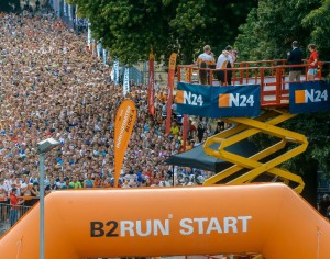b2run-hamburg-2014-heiratsantrag-300x236 Erfolgserlebnisse und Teamgeist im Altonaer Volkspark