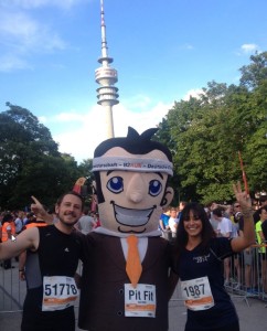 b2run-münchen-startschussgeber-2014-242x300 Münchens Wirtschaft läuft: 30.000 Teilnehmer joggen gemeinsam durch den Olympiapark und gehen für mehr Teamgeist und Gesundheit an den Start