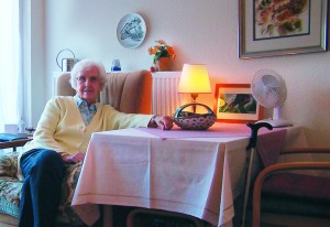frau-im-sessel-300x206 93 Prozent der Senioren wohnen in ihrem Privathaushalt – aber nur knapp die Hälfte will das auch