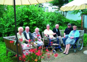 garten_personen-300x213 93 Prozent der Senioren wohnen in ihrem Privathaushalt – aber nur knapp die Hälfte will das auch