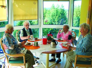 kaffeekränzchen-300x224 93 Prozent der Senioren wohnen in ihrem Privathaushalt – aber nur knapp die Hälfte will das auch