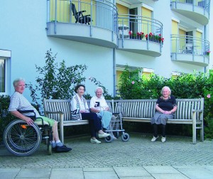 leute-vor-dem-Haus-300x252 93 Prozent der Senioren wohnen in ihrem Privathaushalt – aber nur knapp die Hälfte will das auch