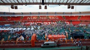 start-b2run-nürnberg-stadioninnenraum-300x169 Neue Rekordteilnahme beim B2RUN Nürnberg – Firmenlauf mit 17.500 gemeldeten Läufern ausverkauft