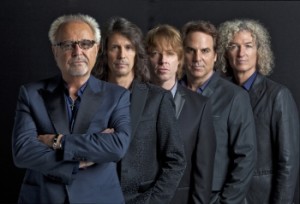 Foreigner_Acoustic-2014_credits-by-Bill-Bernstein_mini-300x204 Foreigner „Acoustique-Tour“: Best-Of-Programm als „Unplugged“-Version in besonderen Hallen