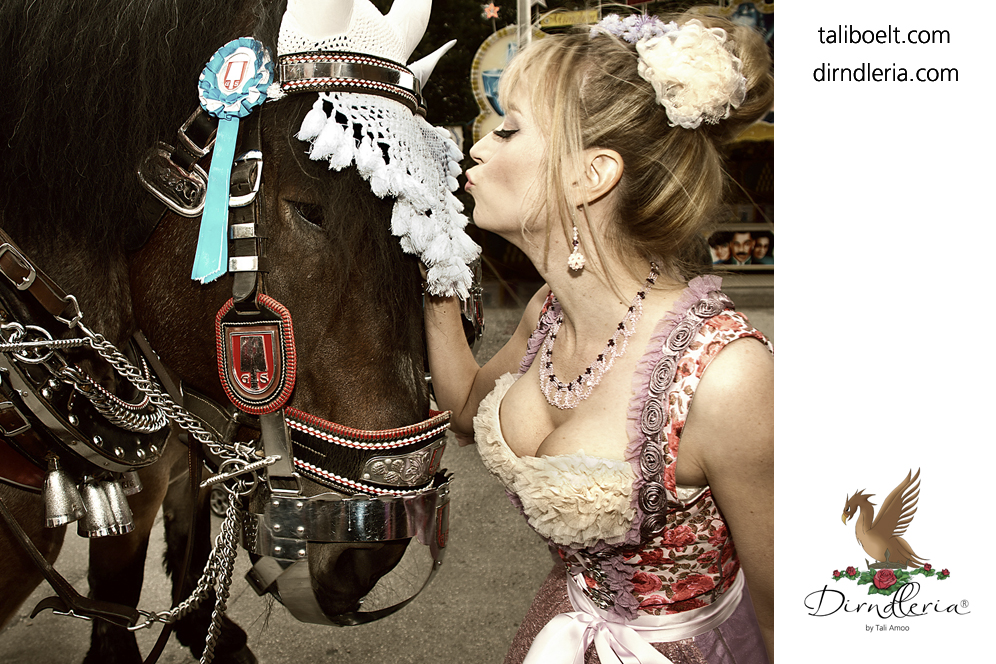 Schauspielerin Sophie Adell trägt ein Luxusdirndl mit Glockenrüsche der Designerin Tali Amoo Pressebild-Damenwiesn Schauspielerin Sophie Adell trägt ein Luxusdirndl mit Glockenrüsche der Designerin Tali Amoo