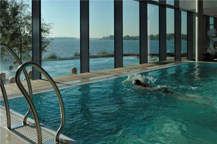 Therme-Schwimmbad-Wasserflächen-draußen_kk Kosmetik & Wellness für die Sinne im Resort Mark Brandenburg