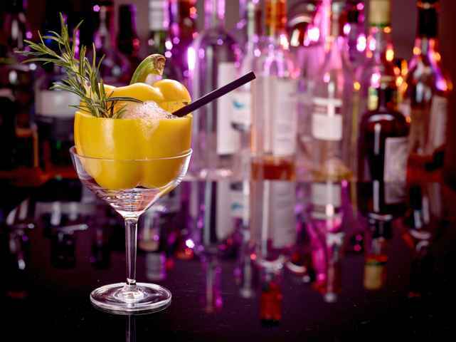 cocktail-paprika-k Das Navigare NSBhotel bietet professionelle Cocktailkurse in der hoteleigenen Lighthouse Bar an 