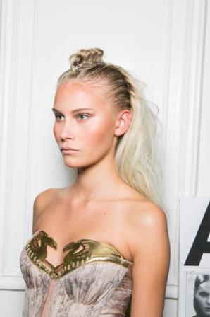 London Fashion Week Kristian Aadnevik Frühjahr / Sommer 2015 Kollektion Hairstyling von Antonio Corral Calero, Moroccanoil® Global Creative Director ka London Fashion Week Kristian Aadnevik Frühjahr / Sommer 2015 Kollektion Hairstyling von Antonio Corral Calero, Moroccanoil® Global Creative Director