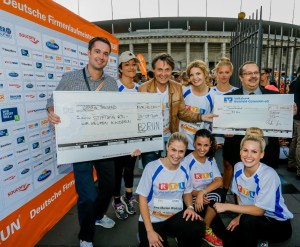 spendenübergabe-b2run-berlin-300x247 Die Deutschen Firmenlaufmeister feiern in Berlin