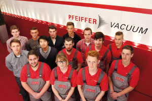 Auszubildende_von_Pfeiffer_Vacuum_Asslar_1000px_web-300x200 Neue Auszubildende und StudiumPlus-Studierende starten bei Pfeiffer Vacuum ins Berufsleben
