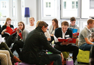 Hochschule_Neuss_Semestereröffnung_2014-300x208 Feierliche Semestereröffnung 2014 an der Hochschule Neuss für Internationale Wirtschaft