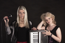 Jördis+KayCee.lr_ Angesagte Beats am Taxman Tuesday: Das Renaissance Hamburg Hotel  bietet jungen Künstlern eine Bühne und Gästen coole Drinks 