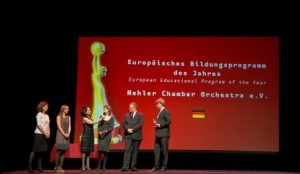 KulturInvestKongress_2014_Pressefotos_Preisverleihung_PhilippSattler-16-300x174 Das Mahler Chamber Orchestra (Deutschland) holt mit dem Projekt „Feel the Music“ den Titel „Europäisches Bildungsprogramm des Jahres 2014“  