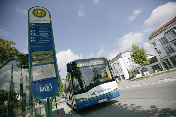 Mandantenfähiges Integrationssystem für Echtzeitdaten und Vertrieb beim MVV MVV_Regionalbus_mit_Haltestelle_web Mandantenfähiges Integrationssystem für Echtzeitdaten und Vertrieb beim MVV