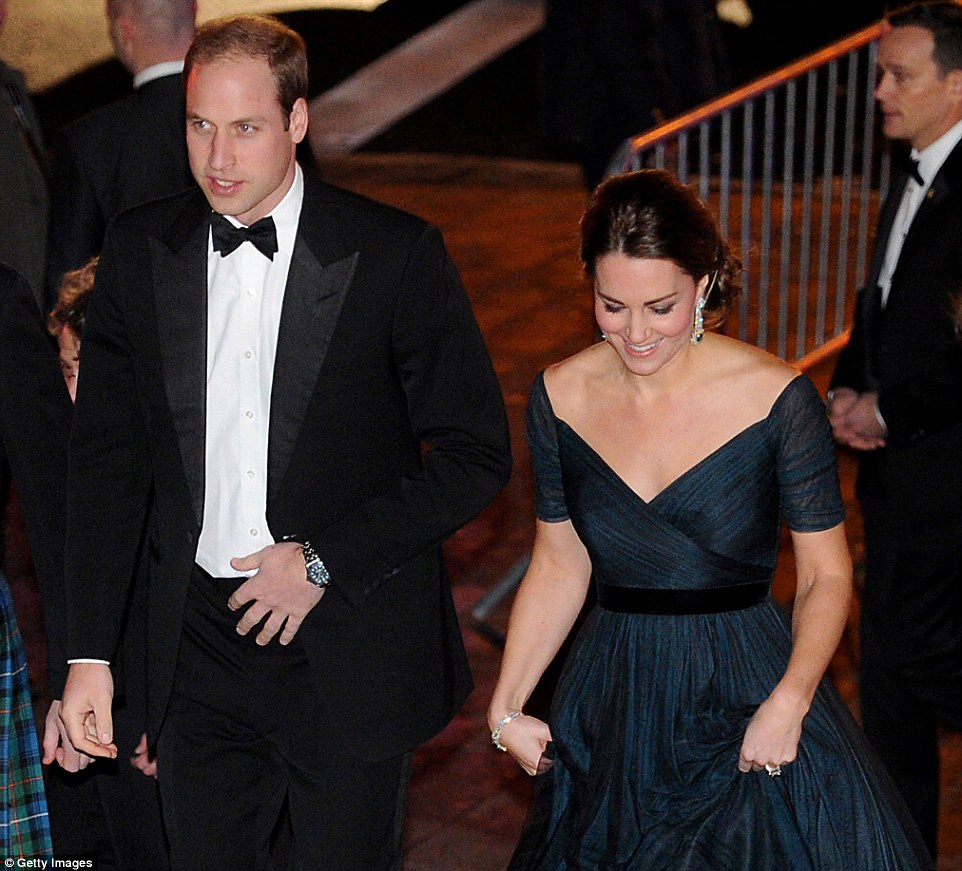 23ED1C0F00000578-2867757-Making_an_entrance_Disappointingly_perhaps_for_fashion_watchers_-m-47_1418172415527 Schwangere Herzogin Kate blendet in der formalen Kleid als Königspaar komplette New York Tour 