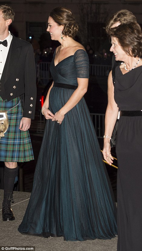 23ED368000000578-2867757-image-m-141_1418174868947 Schwangere Herzogin Kate blendet in der formalen Kleid als Königspaar komplette New York Tour 