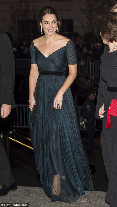 23ED368800000578-2867757-image-a-142_1418174877490 Schwangere Herzogin Kate blendet in der formalen Kleid als Königspaar komplette New York Tour 