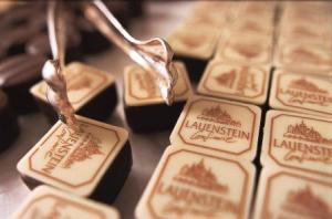 "Handarbeit mit Seele" zum Mitmachen im Frankenwald - Zu Besuch beim Porzellanmaler, Glasmacher, Chocolatier & Suppenkoch Pralinen-aus-Lauenstein-300x198 "Handarbeit mit Seele" zum Mitmachen im Frankenwald - Zu Besuch beim Porzellanmaler, Glasmacher, Chocolatier & Suppenkoch