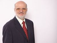 a-Prof-Szazs-Schrägprofil-200x1511 Hyperthermie als Komplementärmedizin-Therapie bei den häufigsten Krebserkrankungen