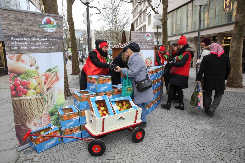 BVEO_Bild_Woche-des-deutschen-Apfels-1024x682 Ein Hoch auf den Apfel: Erzeuger verschenken 20.000 Früchte in deutschen Großstädten