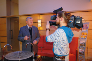 Schmerzlindernde Wirkung der radonhaltigen Bad Stebener Tempelquelle im Fernsehen Bild-Interview-Dr.-Klein-300x199 Schmerzlindernde Wirkung der radonhaltigen Bad Stebener Tempelquelle im Fernsehen