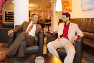 Geschäftsreisen: Tipps gegen einsame Abende im Hotel Networking-auf-Geschäftsreise_k-300x202 Geschäftsreisen: Tipps gegen einsame Abende im Hotel