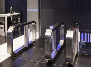 Bild1_Galaxy_Gate_CeBIT2015-300x222 PCS präsentiert auf der CeBIT 2015 die neue Sicherheitsschleuse Galaxy Gate zur Personenauthentifizierung mit Handvenenbiometrie.