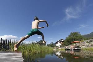 1roter_hahn_so_393-300x200 Sommer in Südtirol: Urlaubshöfe mit coolen Pools, Schwimmteichen oder in Seenähe