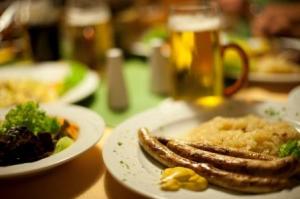 Mit dem neuen Genussführer durch das Fichtelgebirge - Kulinarik-Tipps, Rezeptideen & Heimatgeschichten FG_Bratwurst-300x199 Mit dem neuen Genussführer durch das Fichtelgebirge - Kulinarik-Tipps, Rezeptideen & Heimatgeschichten