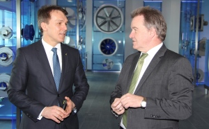 Umweltminister Franz Untersteller informiert sich über Bio-Ventilatoren und Leichtbauweise bei Ziehl-Abegg Minister-Franz-Untersteller-bei-Peter-Fenkl-Vorstandsvorsitzender-ZIEHL-ABEGG_IMG_3366-klein-300x186 Umweltminister Franz Untersteller informiert sich über Bio-Ventilatoren und Leichtbauweise bei Ziehl-Abegg