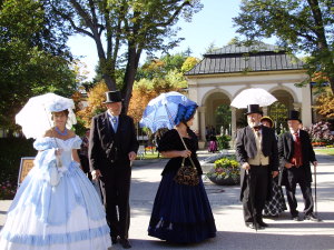 vor-den-Kolonaden-300x225 Bunte Ostereier für Kinder im Kurpark Bad Steben