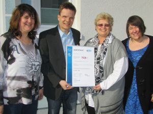 Zertifikatsübergabe-300x224 Die Altena-TCS GmbH ist erfolgreich nach ISO 9001 zertifiziert