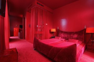 Hamburg Pride-Package inkl. Übernachtung und Wagenplätze zu gewinnen  ARH_Red-Room_1-300x198 Hamburg Pride-Package inkl. Übernachtung und Wagenplätze zu gewinnen