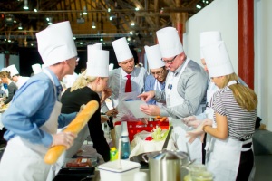 2014-0165_pic_Fotograf-104-300x200 Neu: TEAM-COOKING für große Gruppen.