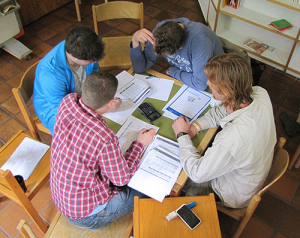 Studierende der Hochschule München beim Planspiel: Als Unternehmer im lehrreichen Realitäts-Check Foto1_Planspiel_Hochschule-München-300kb-300x238 Studierende der Hochschule München beim Planspiel: Als Unternehmer im lehrreichen Realitäts-Check