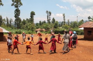 Singen-und-tanzen-mit-der-Gruppe-und-den-Einheimischen-300x199 Nachhaltig und Fair Reisen mit dem Mit-Reiseprojekt „As Friends to Kenya“ 