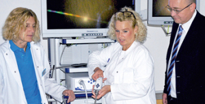 Vorführung-3D-Laparoskop-300x152 VORREITER IN DER REGION: DIE CHIRURGISCHE KLINIK SEEFELD OPERIERT MINIMAL-INVASIV MIT NEUESTER 3D-TECHNOLOGIE