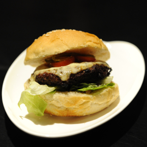Das Runde gehört in den Mund: Dirk Ludwigs Craft-Burger Der-Ludwig_Craft-Burger_zubereitet-300x300 Das Runde gehört in den Mund: Dirk Ludwigs Craft-Burger
