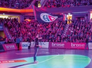 Auswärtssieg: HC Erlangen "vergoldet" seinen Saisonauftakt 2015_Willkomen_in-_der_Arena_NV_330-300x220 Auswärtssieg: HC Erlangen "vergoldet" seinen Saisonauftakt
