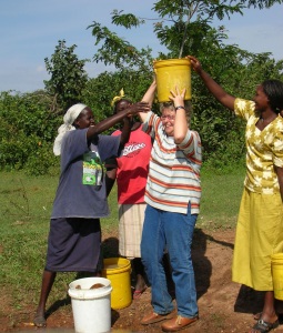 As-Friends-to-Kenya-gemeinsam-Wasserholen-3-255x300 In Afrika innovativ unterwegs 