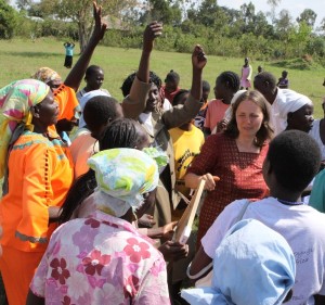 As-Friends-to-Kenya-gemeinsam-singen-und-tanzen-3-300x281 In Afrika innovativ unterwegs 