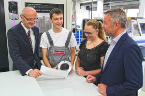 PV_Azubi_Vorstand_2015_web_kl-300x199 Pfeiffer Vacuum Vorstand begrüßt neue Auszubildende und StudiumPlus-Studierende