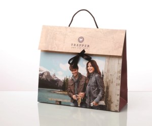 Riedle_Tasche_Gift_3-300x249 EU-Richtlinie zur Vermeidung von Plastiktüten seit 1. Oktober in Kraft - Spezialist für Papiertragetaschen RIEDLE bietet Lösung an