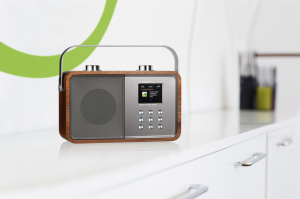75d1ddec75-300x199 ALBRECHT DR 850: Radio im dekorativen Retro-Holzgehäuse mit eindrucksvollem Klang und Farbdisplay